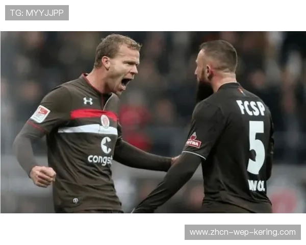 德甲多特锋线互换位置频繁,对方防线混乱的战术解码